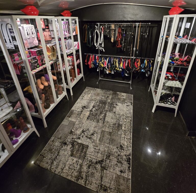 Nový sexshop…….90 jocksů, 130 druhů kroužků, psí masky, sm pomůcky, kožené popruhy na tělo, žertovné předměty a td.